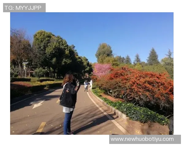 哈兰德分享休闲时光高尔夫球场上尽显运动魅力 哈兰德分享休闲时光高尔夫球场上尽显运动魅力