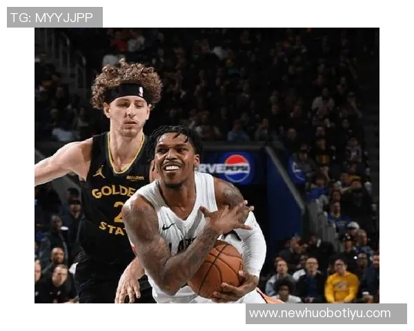 开拓者官方分享凯勒布乐福离开球馆时携篮球的温馨瞬间